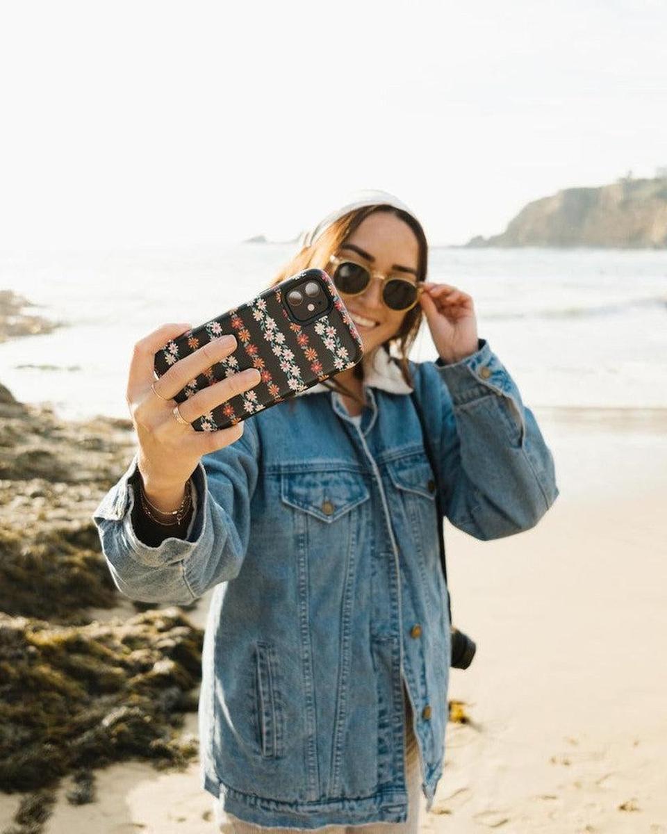 Totally Rad | Daisy Print Floral Case iPhone Case get.casely